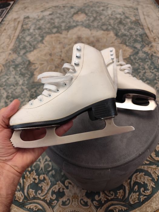 Коньки фигурные, размер 34.