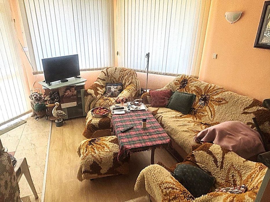 Продава се просторна триетажна къща с морска панорама и поддържана гр