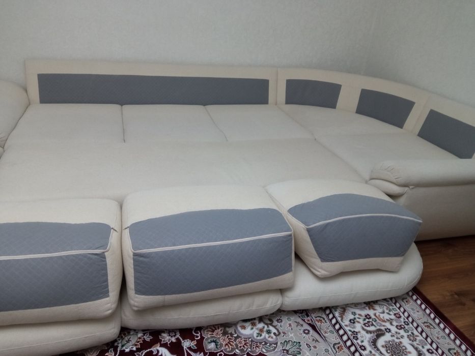 Продам большой углавой диван для гостинной