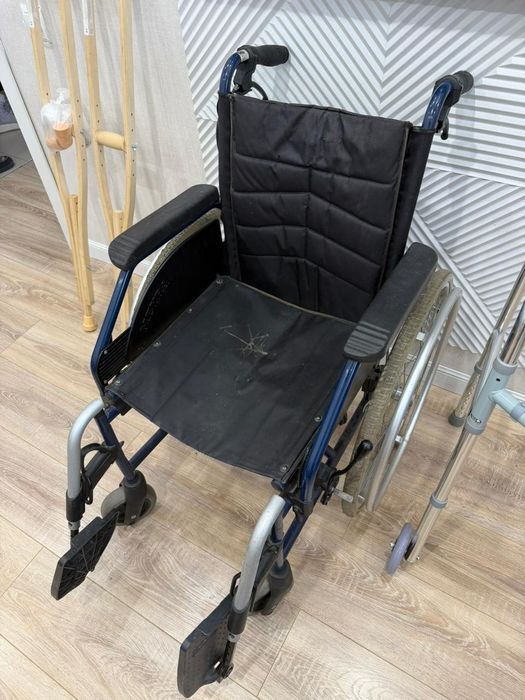 Коляска инвалидная. Костыли. Ходули.