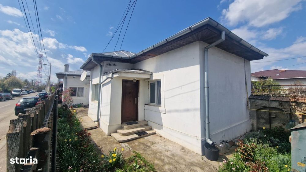 Casă rezidențială din cărămidă cu garaj, pivniță si curte privată