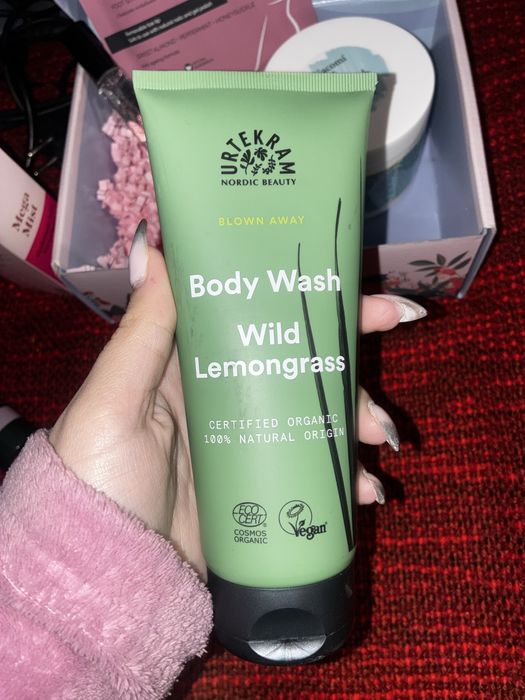 Продавам козметика