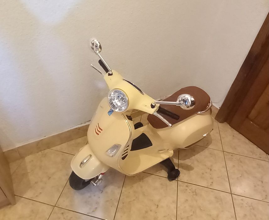 Scooter electric Piaggio Vespa copii