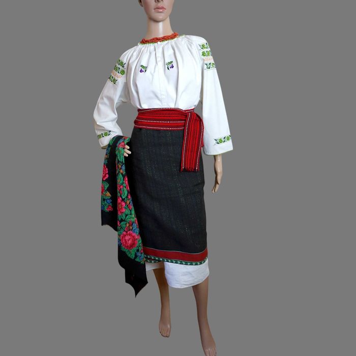 Costum popular autentic, vechi din Bucovina, lucrat manual masura S-M