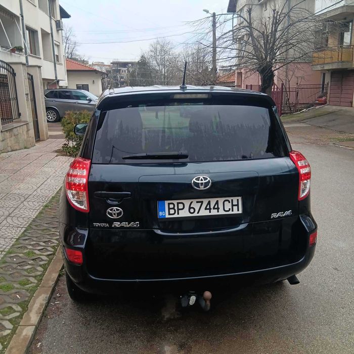 Продавам тойота rav4