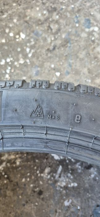 2 anvelope iarna Pirelli 255/40/21.Pretul este pe bucata.