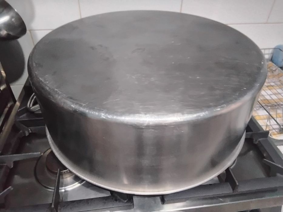 Vînd cratița inox cu capac  noua 50l  bonus un cuțit electric  din par