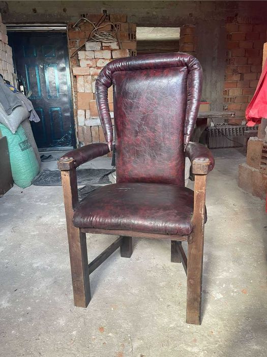 маси и столове дърво и кожа