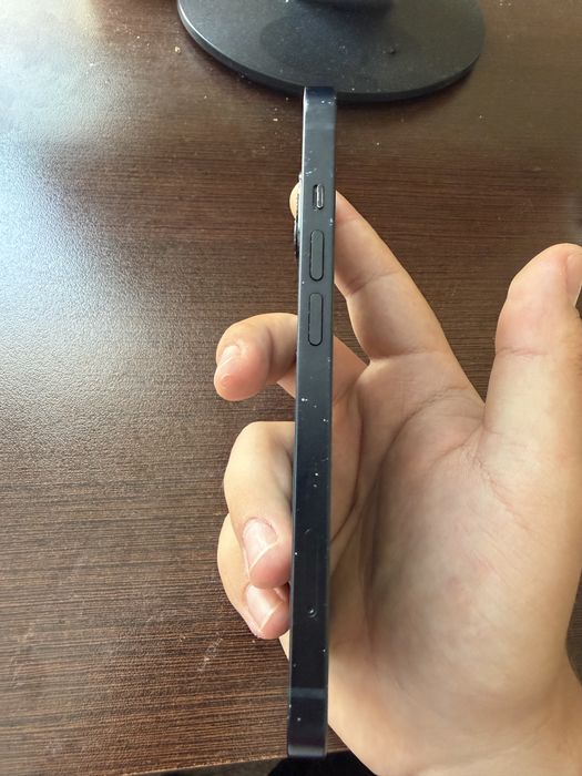 Продавам IPHONE 13