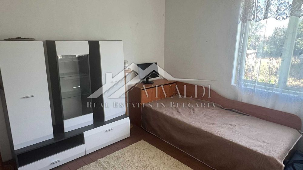 Къща с двор 1050 кв.м в центъра на с. Бенковски, ток, вода