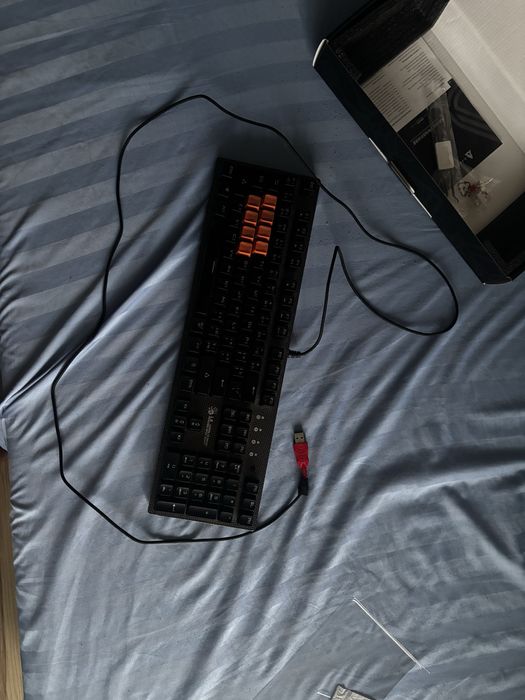 продам клавиатуру Bloody