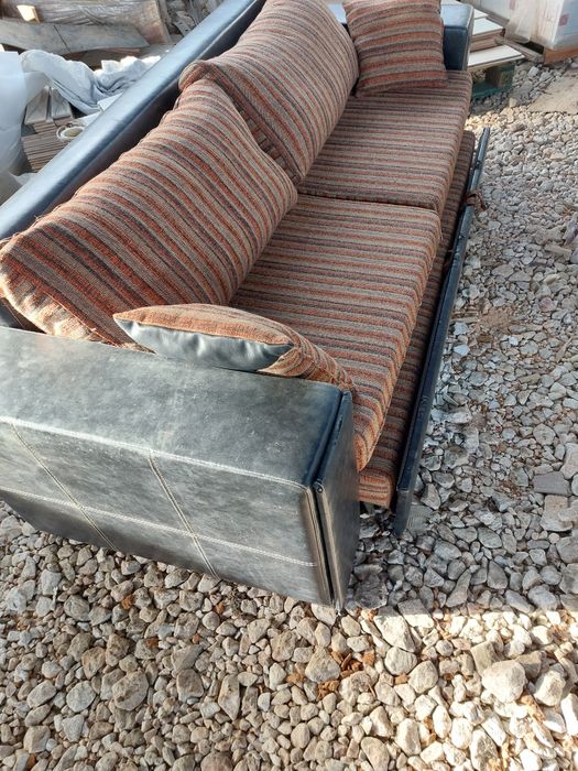 Диван с функция сън разтягащ се