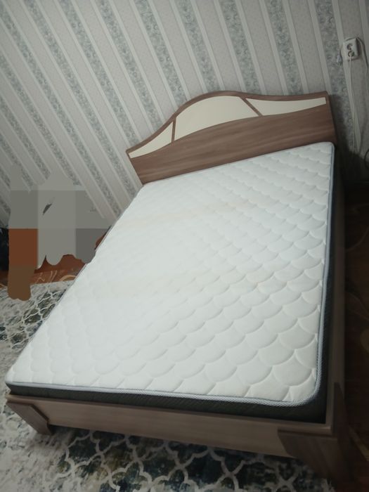Продам кровать с матрасом.