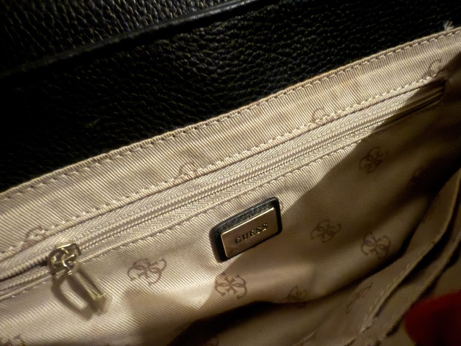 Чанта за рамо guess със златни капси