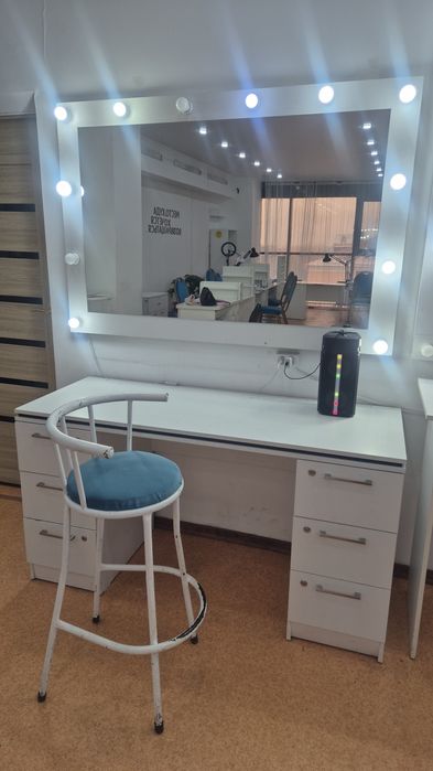 Визажные столы,помощники, шкафчик для одежды