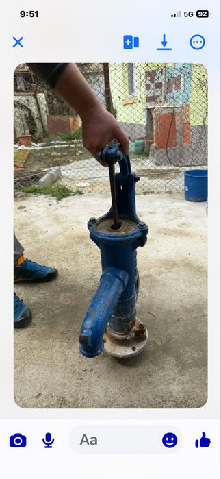 Ръчна помпа за вода.