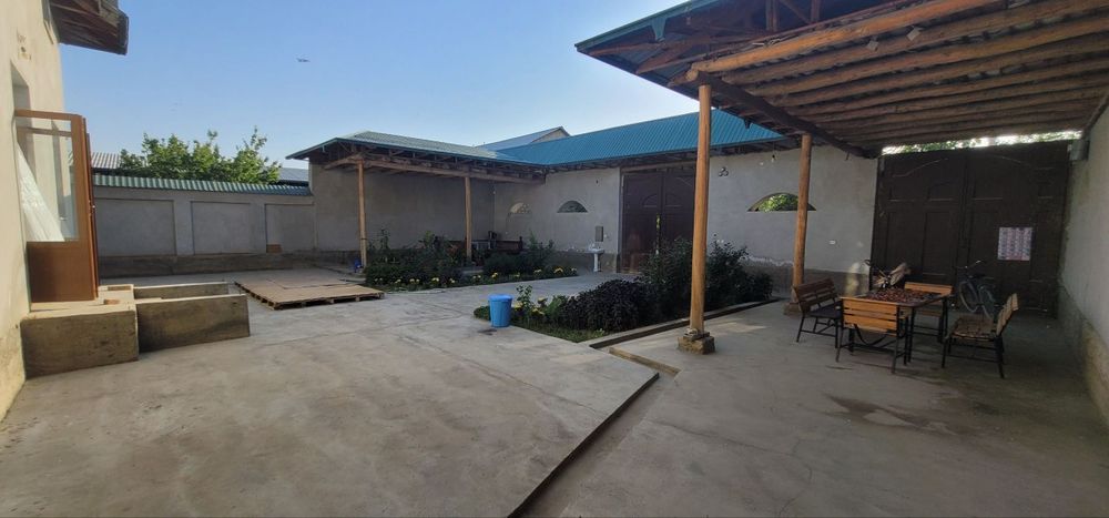 Uy Sotiladi 2 qavatdan iborat 8 sotix hamma sharoitlar mavjud