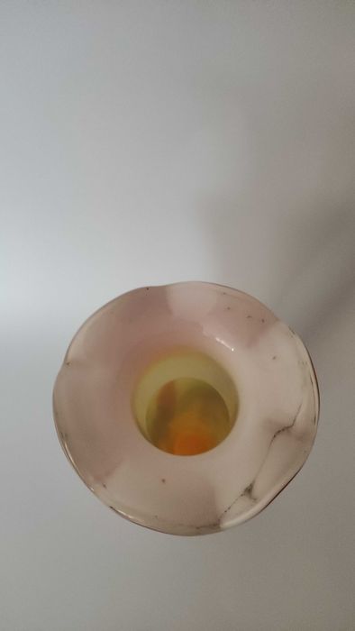 Красива многоцветна ваза от художествено стъкло