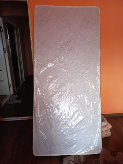 Кровать односпальная с новым ортопедическим матрасом.