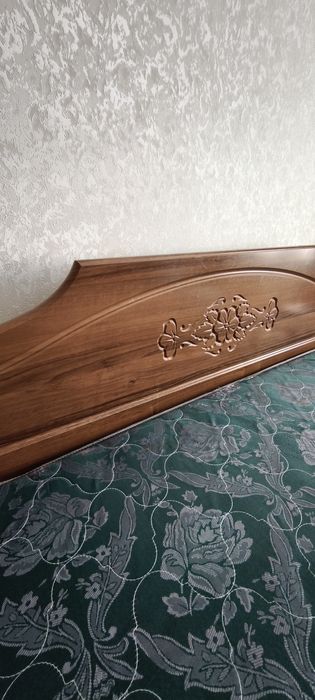 Кроват с тумбами.