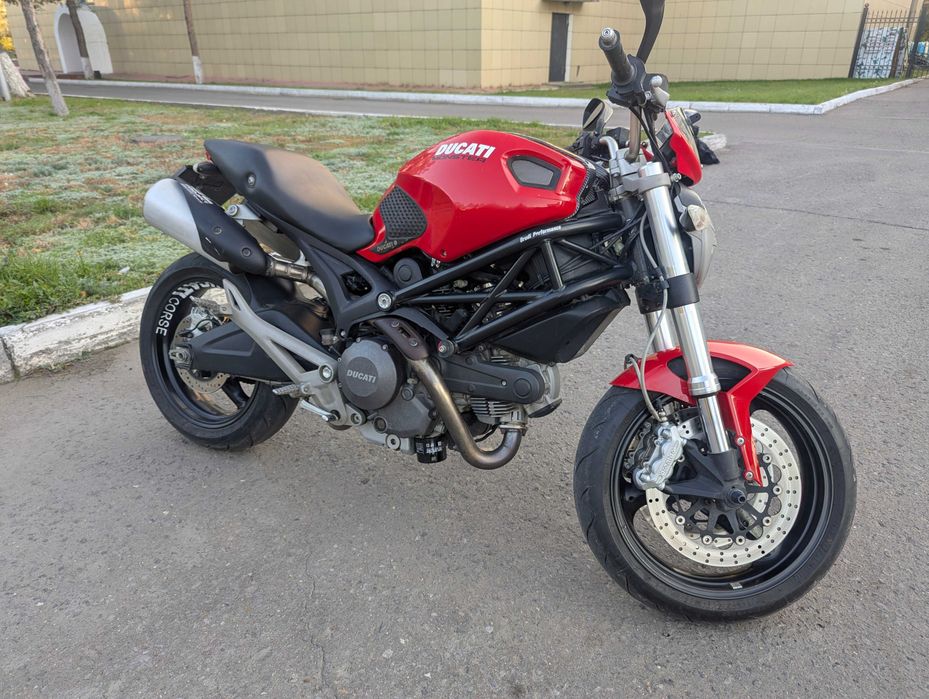 Ducati Monster 696