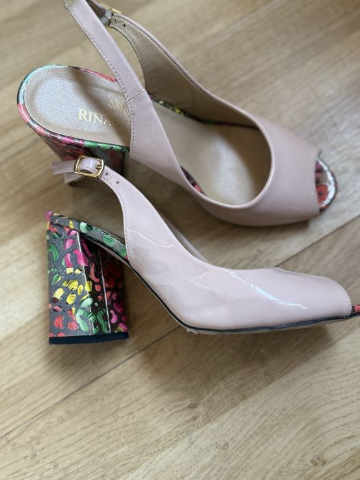 Sandale marimea 37