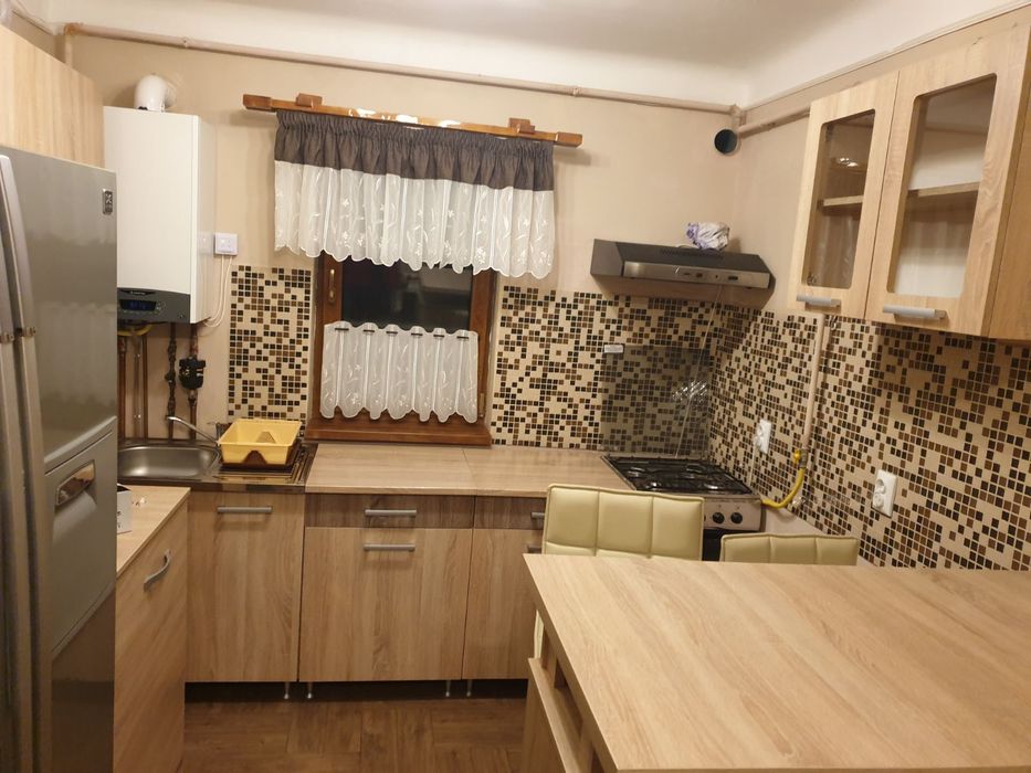 Vând apartament cu 3 camere.
Anexe
Garaj mare pentru doua masini
Curte proprie in spatele garajelor
2 camari
Curte comuna 
80000 negociabil
0741631992