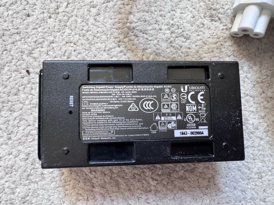 Vând urgent acces point Wi-Fi, Dual band,  Unifi AP AC LR, cu adaptor alimentare PoE