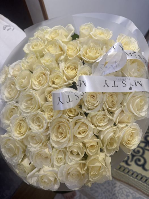 Букет белых роз 51штук.