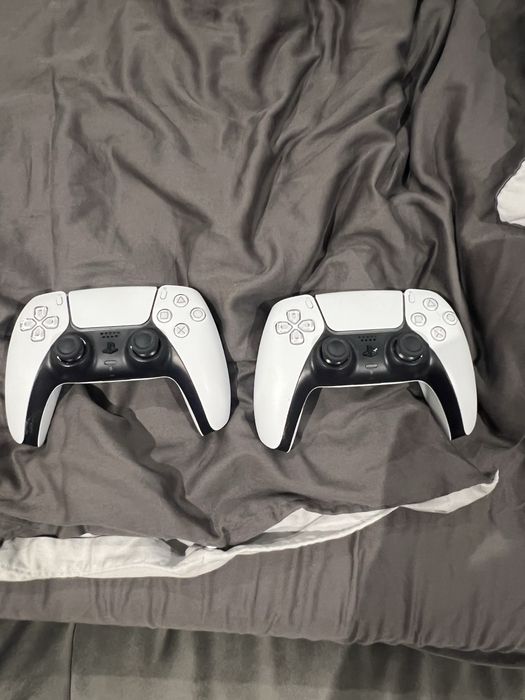 Vand consola Playstation 5 slim cu doua manete +Disc.  Playstation vine cu 11 jocuri pe disc iar 3 jocuri instalate digital pe cont.