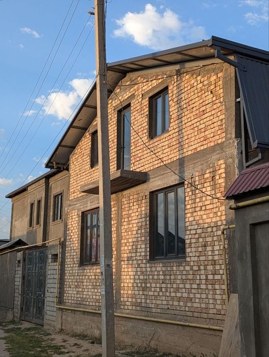 ДУРМОНДА СРОЧНО Участка 2 этажный сотилади. Нархи келишилади..