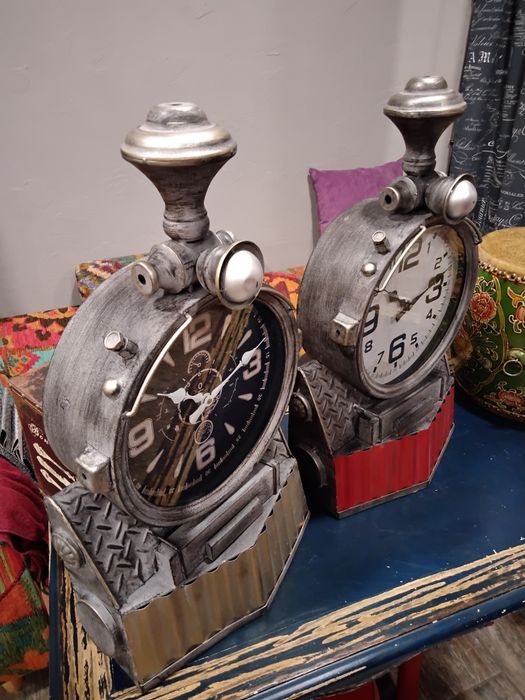 Часы - паравоз металлические.