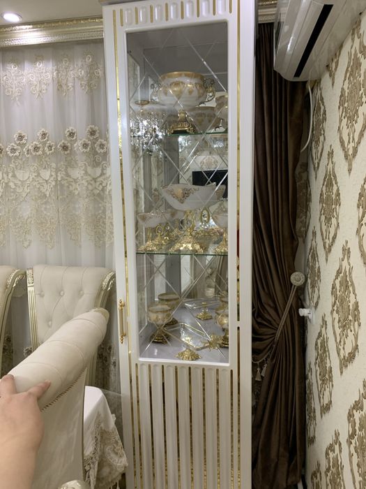 Стол с стульями и пенал