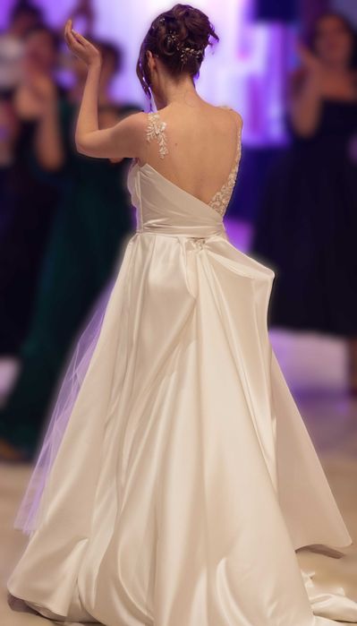 Rochie de mireasa cu capa (detasabila) pe umarul drept
