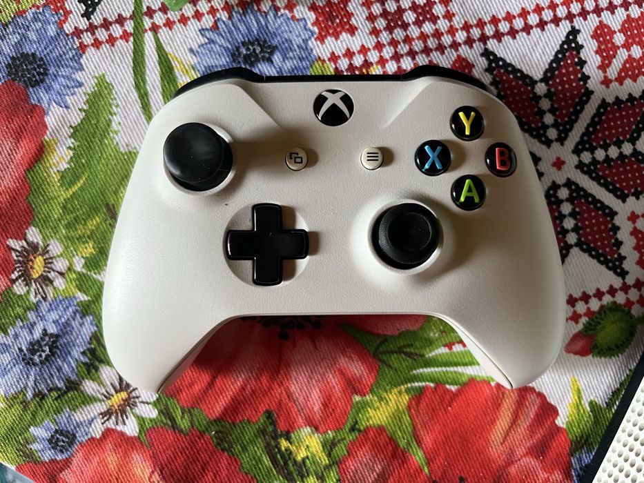 Xbox One S + FC24 + GTA 5 + Controller | Merge perfect