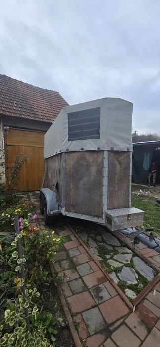Vând remorca pentru transport animale 2000 kg