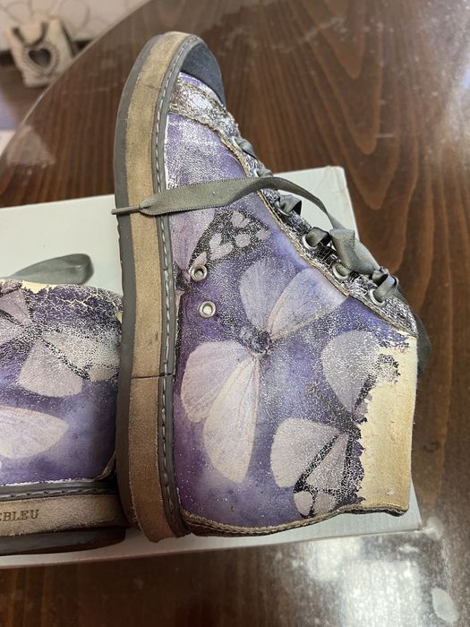 Лилави кожени кецове с пеперуди