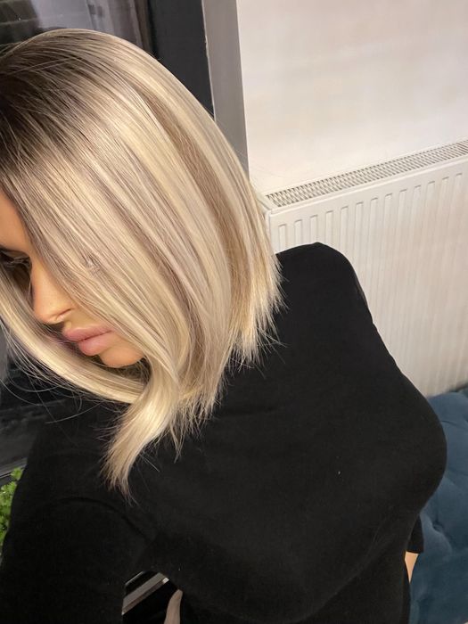 Peruca  bob scurt  , blond rece , suvite