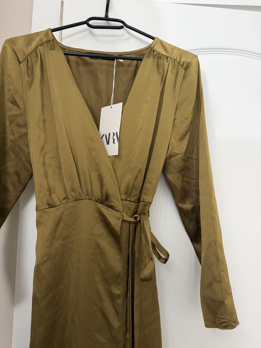 Zara нова черна рокля сатен