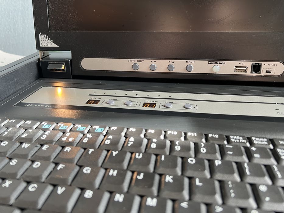 Consola KVM  LCD MODEL CL5708M