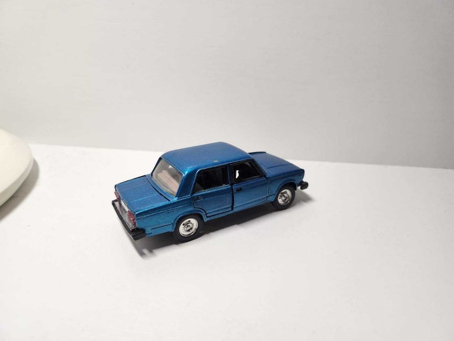 модель ВАЗ 2105  1 : 43