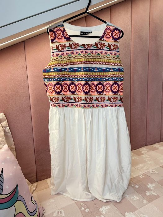 Къса лятна рокля с бродерия