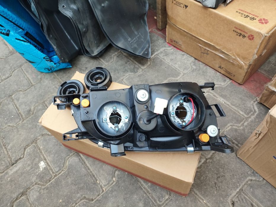 Авенсис фара хрустальный доресталинг