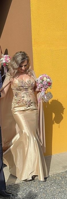 Rochie nasă cu trenă detașabilă și capă