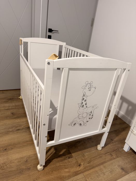 Patut din lemn masiv 120x60 cm Bria alb cu laterala culisanta si saltea cocos LUX 120x60x12 cm, reglabil pe 3 nivele