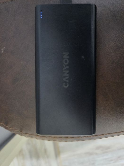 Продавам външна батерия CANYON PB-106  10000 MAH WH
