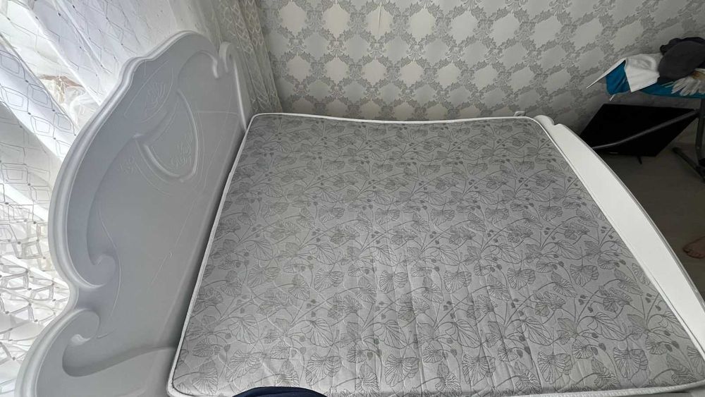 Продам двуспальную кровать с матрасом