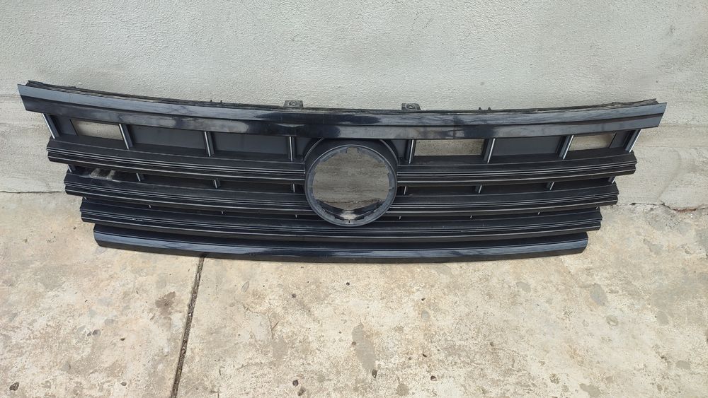 Bara fata cu grila centra  și bara spate cu Spoiler bara spate  Vw Touareg model 2020 CR