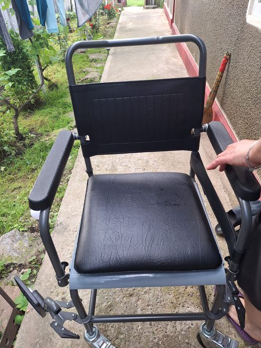 Scaun cu rotile cu vas toaleta si sezut detasabil