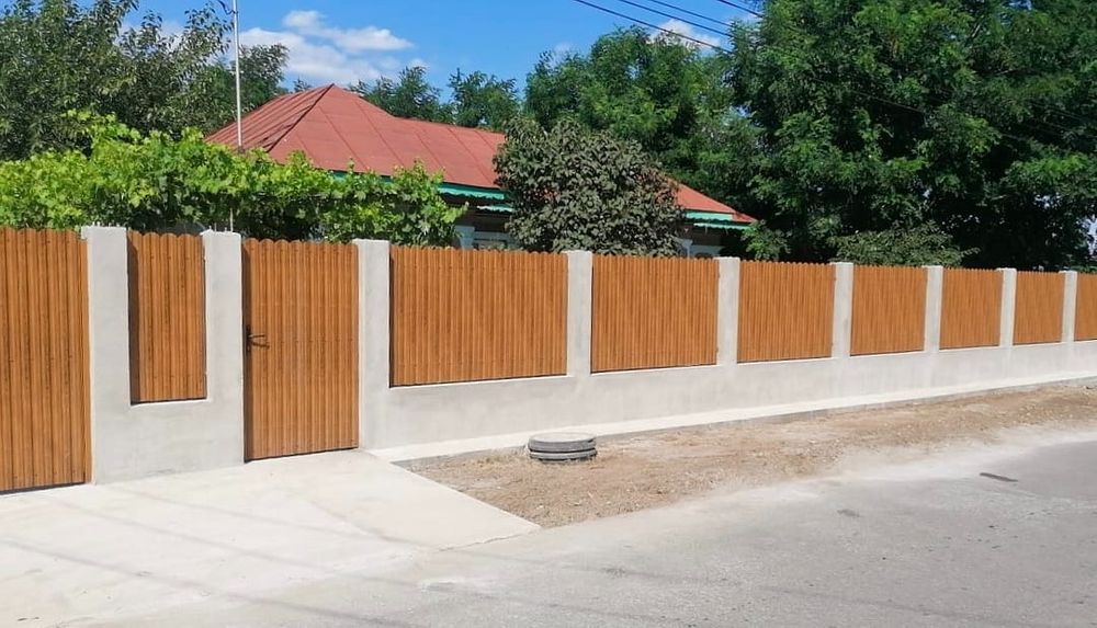 Construim la comanda dvs. garduri si porti din:
- panouri stil jaluzea